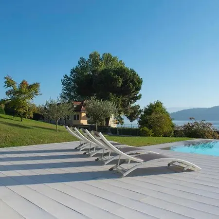 Villa Sleeps 13 Pool Wifi Meina