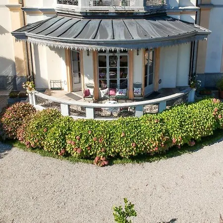 Sleeps 13 Pool Wifi * Meina